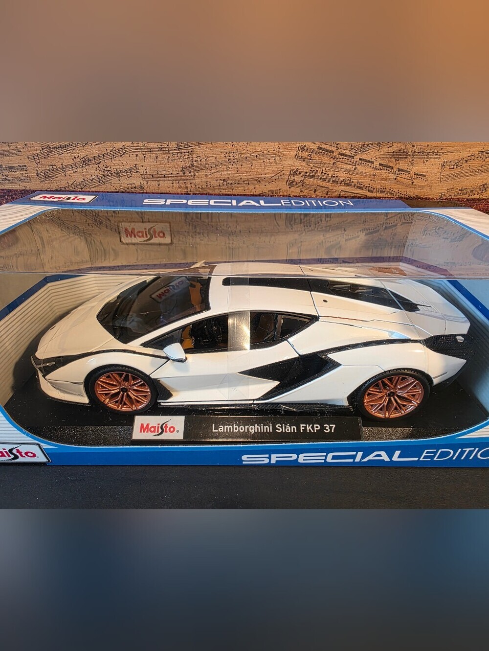 Lamborghini - Picture 2 of 5